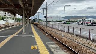 4両編成の223系区間快速大阪行き　通過