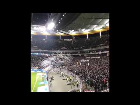 Fans werfen Tennis bälle als Protest gegen die montagsspiele/ Eintracht Frankfurt vs RedBull leipzig