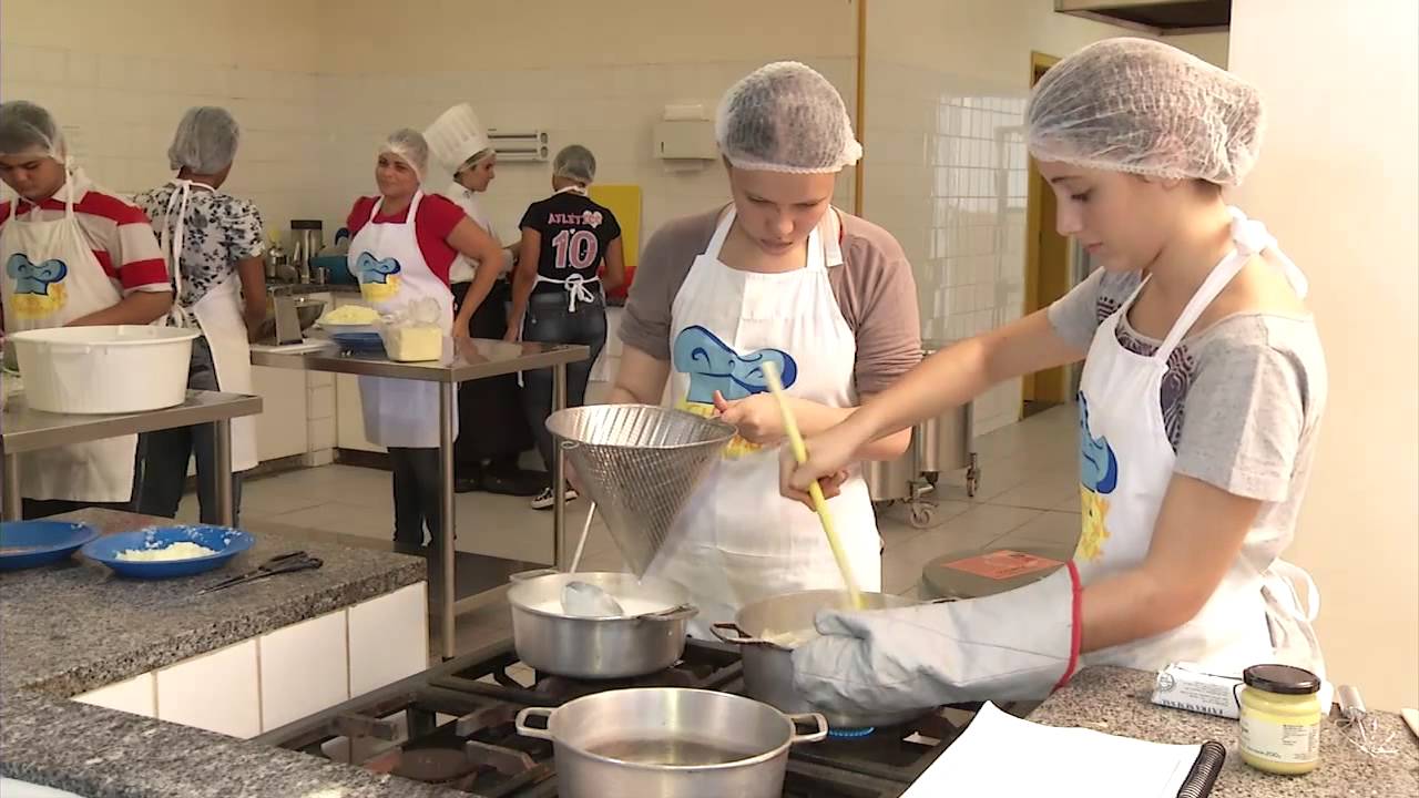 Resultado de imagem para AUXILIAR DE COZINHA