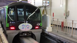 東京モノレール浜松町駅を入線.発車する列車。