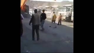 Parasını Şantiyeden Alamayan İşçi Kepçeye Binip Kamyonları Parçaladı.