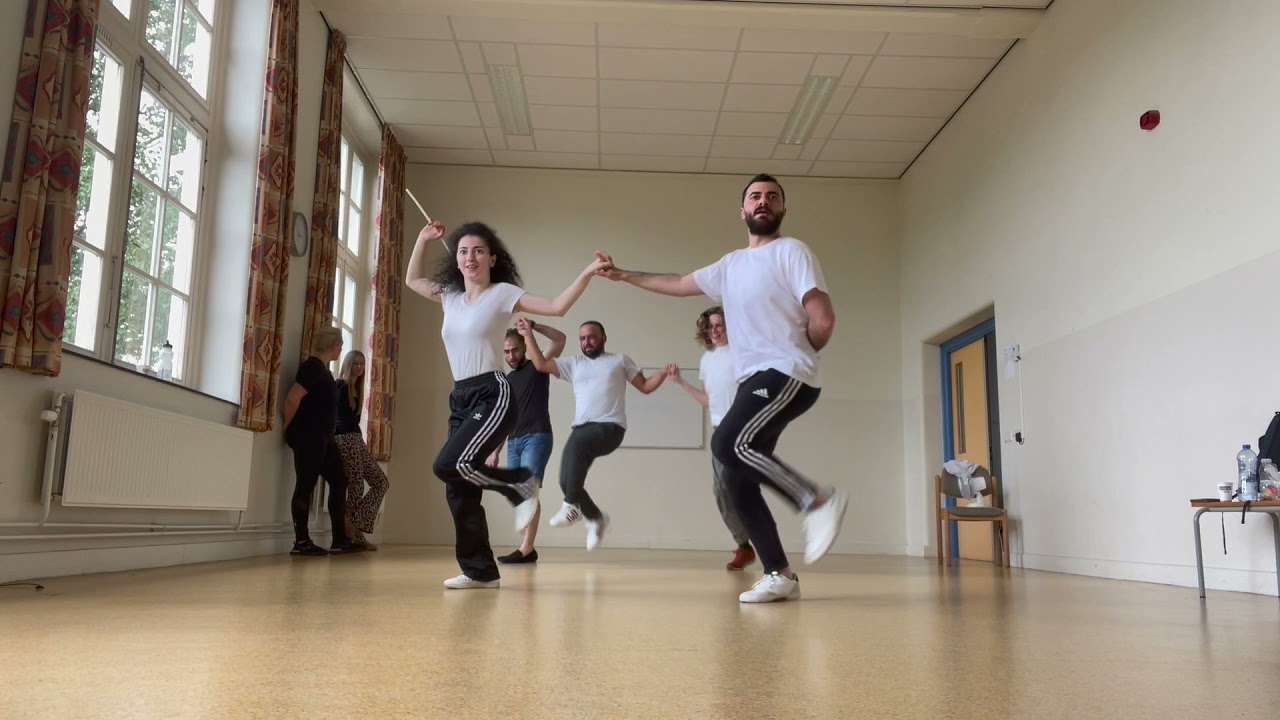 Going down with dabke (da2ten-two-hit) finally explained -شرح النزلة عالارض بالدبكة الدقتين بالتفصيل