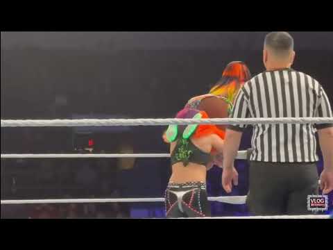 Asuka gets the Naomi Stinkface at WWE Live event 🍑🍑