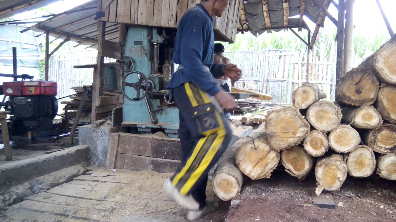  Penggergajian kayu  jati di bangsal Mojokerto YouTube
