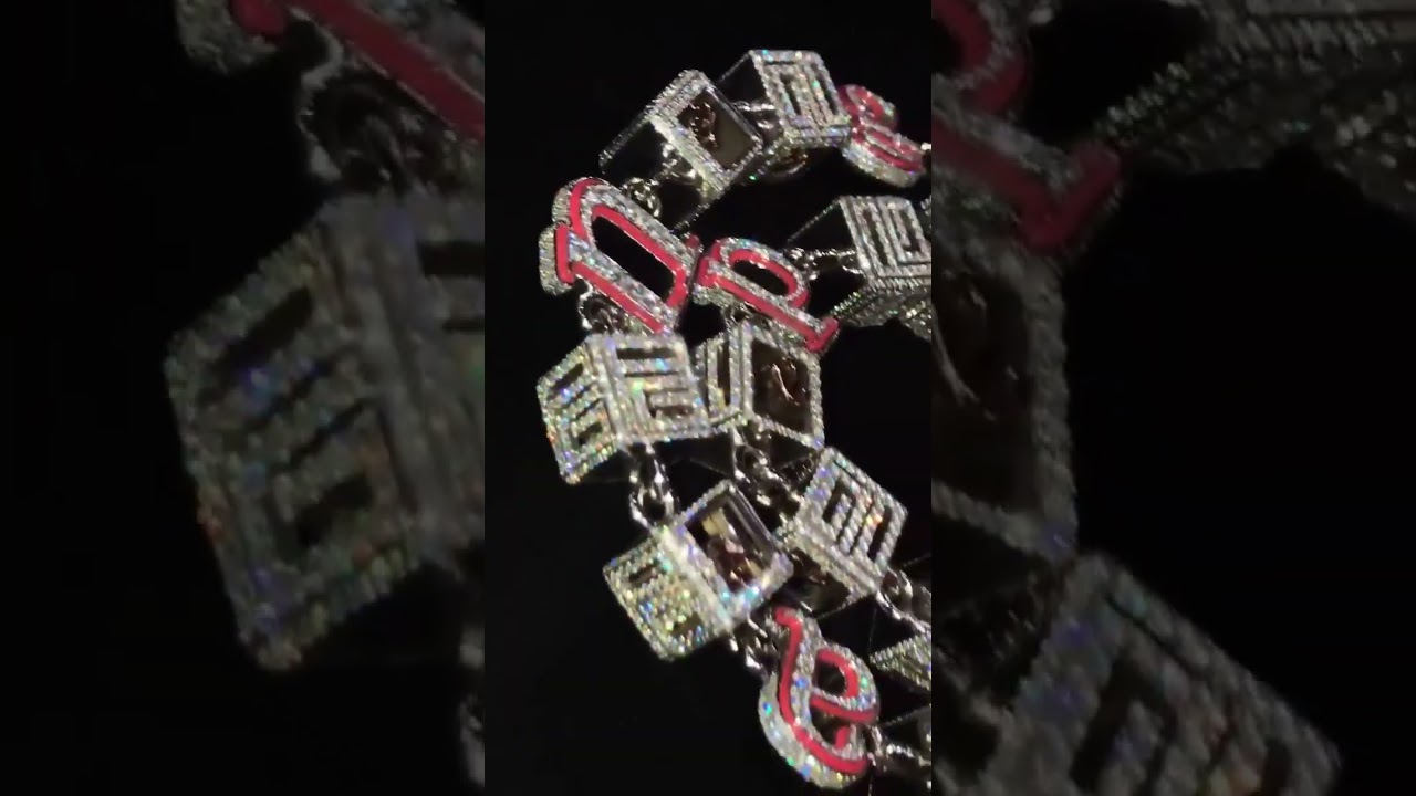 Close up to Kendrick’s pgLang chain from Eliantte 💎 