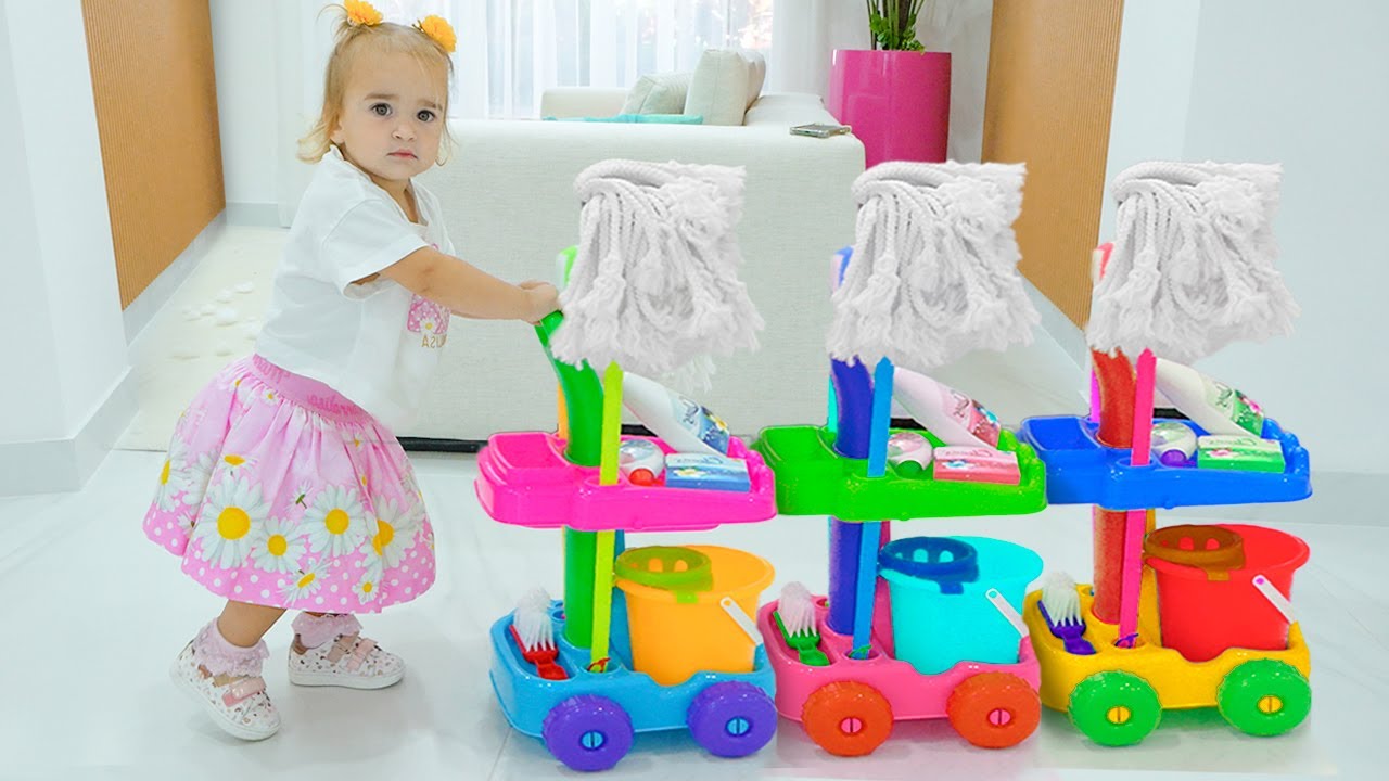 Алиса помогает няне и играет в ролевые игры с игрушками для уборки