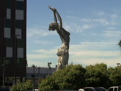 Giant Nude Statue Stirs Controversy in Calif. - YouTube