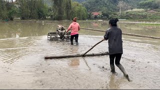 Nghề làm nông vất vả chân lấm tay bùn.