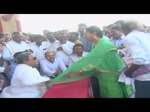 Former Karnataka CM caught misbehaving with a woman in public - Former Karnataka CM caught misbehaving with a woman in public