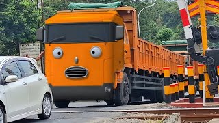 Super Sibuk Di Jpl Palang Pintu Kereta Pasir Muncang Truk Kontainer, Truk Molen,  Mirip Frank Tayo