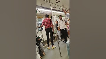 #delhi Metro me fight.. #mainabpnewsdekhtahoon #ekmotahathighumechala #funny #gameskhelkarp