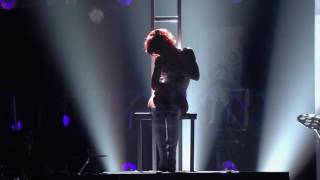 Rihanna - S & M (feat. Britney Spears) LIVE At Billboard Music Awards 2011