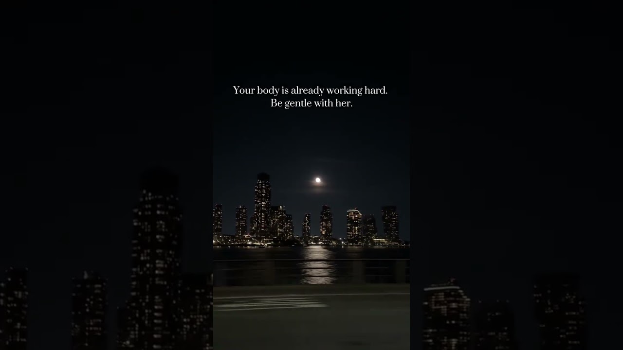 🌕✨ When your period aligns with the full moon, it’s called a Red Moon Cycle