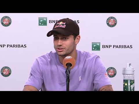 Video LA CONFERENZA STAMPA DI COBOLLI DOPO LA VITTORIA CONTRO AUGER ALIASSIME AL ROLAND GARROS