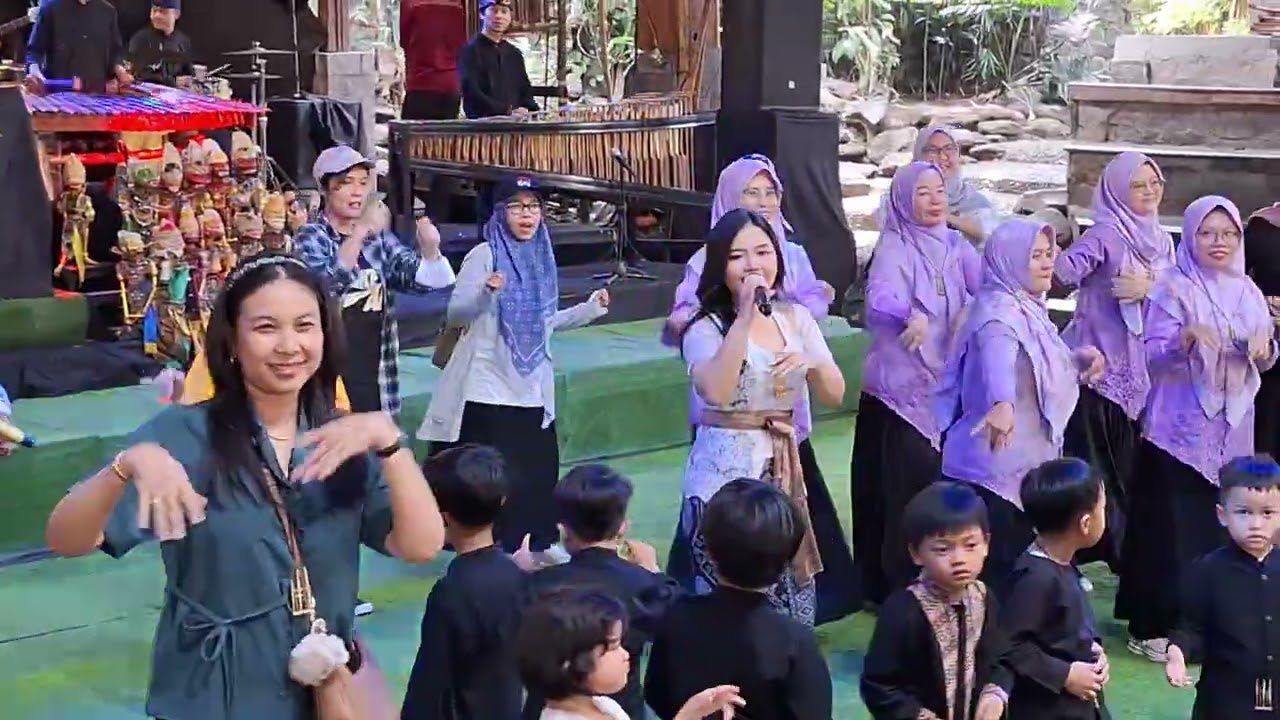 Liburan di Saung Angklung Udjo