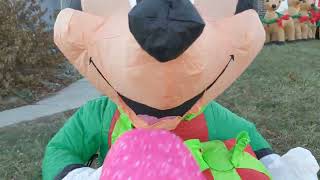 Putting up my Minnie Mouse Christmas Inflatable!