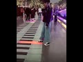 Mainan piano di jalan