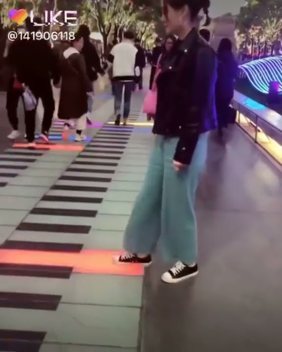 Mainan piano di jalan