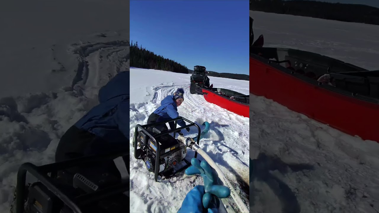 Jason et Yohan s'affairent à remplir les barils d'eau pour les chalets au Domaine L'Or-Piste