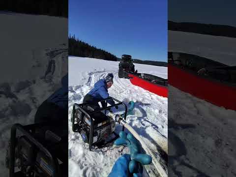 Jason et Yohan s'affairent à remplir les barils d'eau pour les chalets au Domaine L'Or-Piste