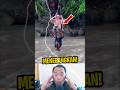 Viral! Seorang Anak Membantu Ibu tua Menyebrangi Sungai dengan Tali!