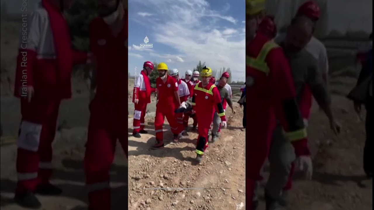 يقدم رجال الإنقاذ المساعدة للجرحى بعد هجوم على خط سكة حديد إيراني