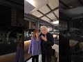 Capture de la vidéo Enrico Vanzina Bacia Maggie Reilly, Voce Di "Moonlight Shadow" Colonna Sonora Di Vacanze Di Natale