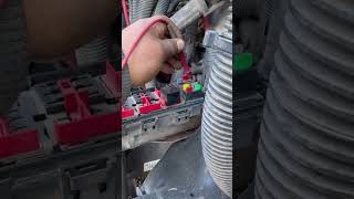 Freightliner Cascadia randomly shuts off and turn right back on while driving. sometime no start