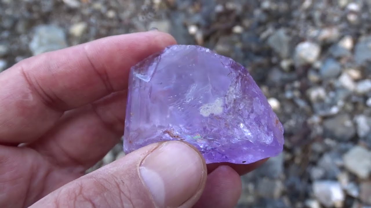 احجار جميلة وجدتها في رحلة للبحث عن الأحجار الكريمة في الجبال الصخرية