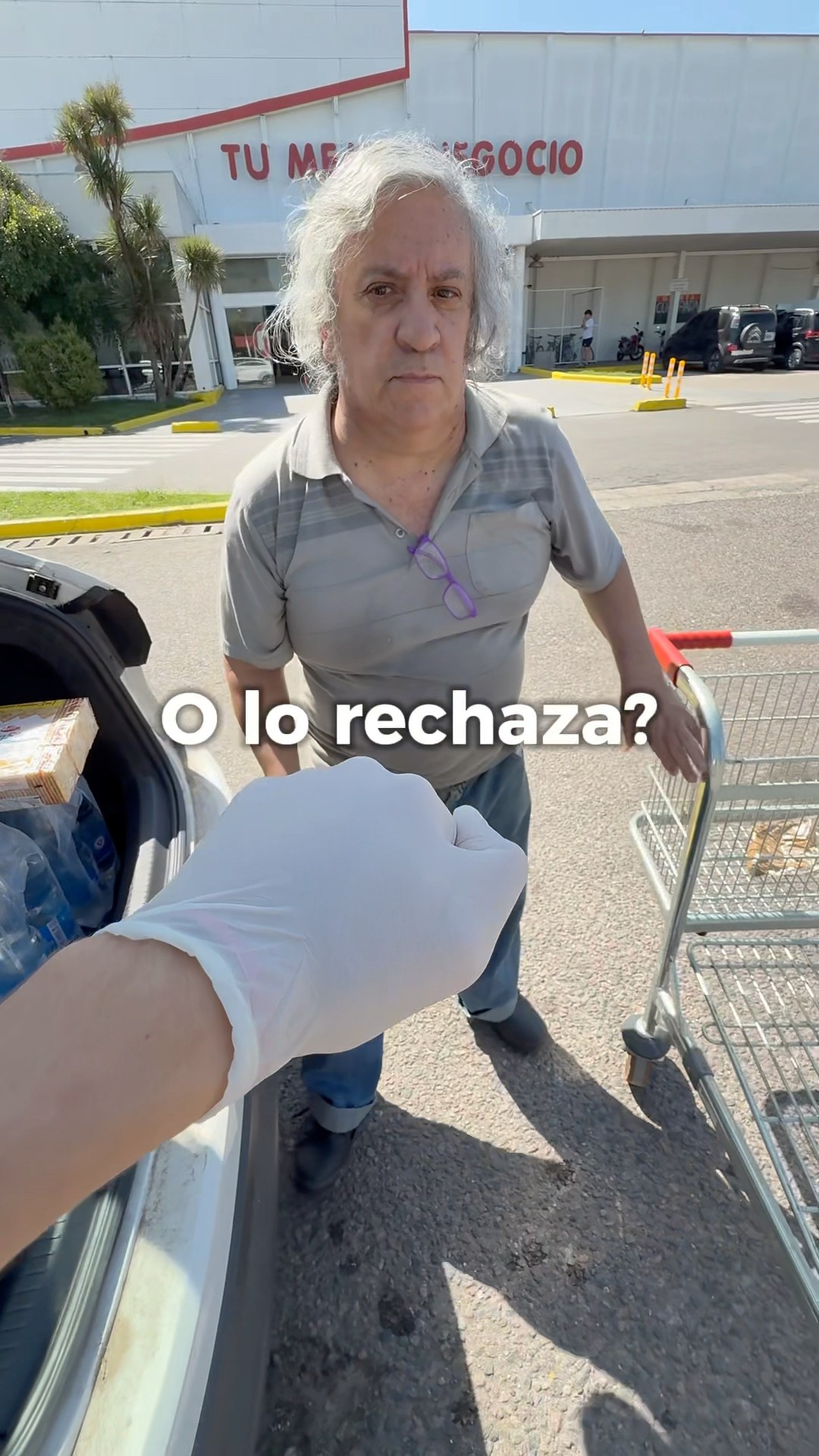 ¿Señor tengo un regalo lo acepta o lo rechaza?