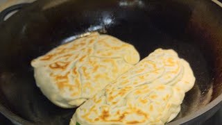 模仿蔥大爺的乾烙韭菜盒子，用燙麵做出柔軟餅皮，乾烙做法另有一番風味～