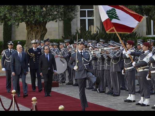 لحظة استقبال رئيس الوزراء اللبناني للرئيس الفرنسي بالسراي الحكومي