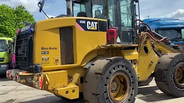 Kolik váží traktor cat 930 h?