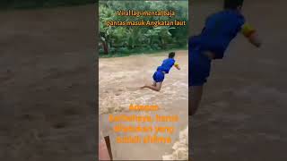 Aksi Nekat Tradisi Menceburkan Diri Ke Sungai Saat Banjir Tiba Untuk Mencari Kayu Bakar