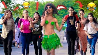 urfi javed funny prank La La Le Le La Song / Walking Ladies Style 🤭😂|| Epic Reaction prank !