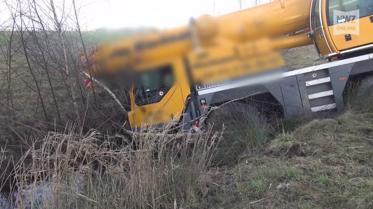 Schwerlastkran rutscht von Fahrbahn