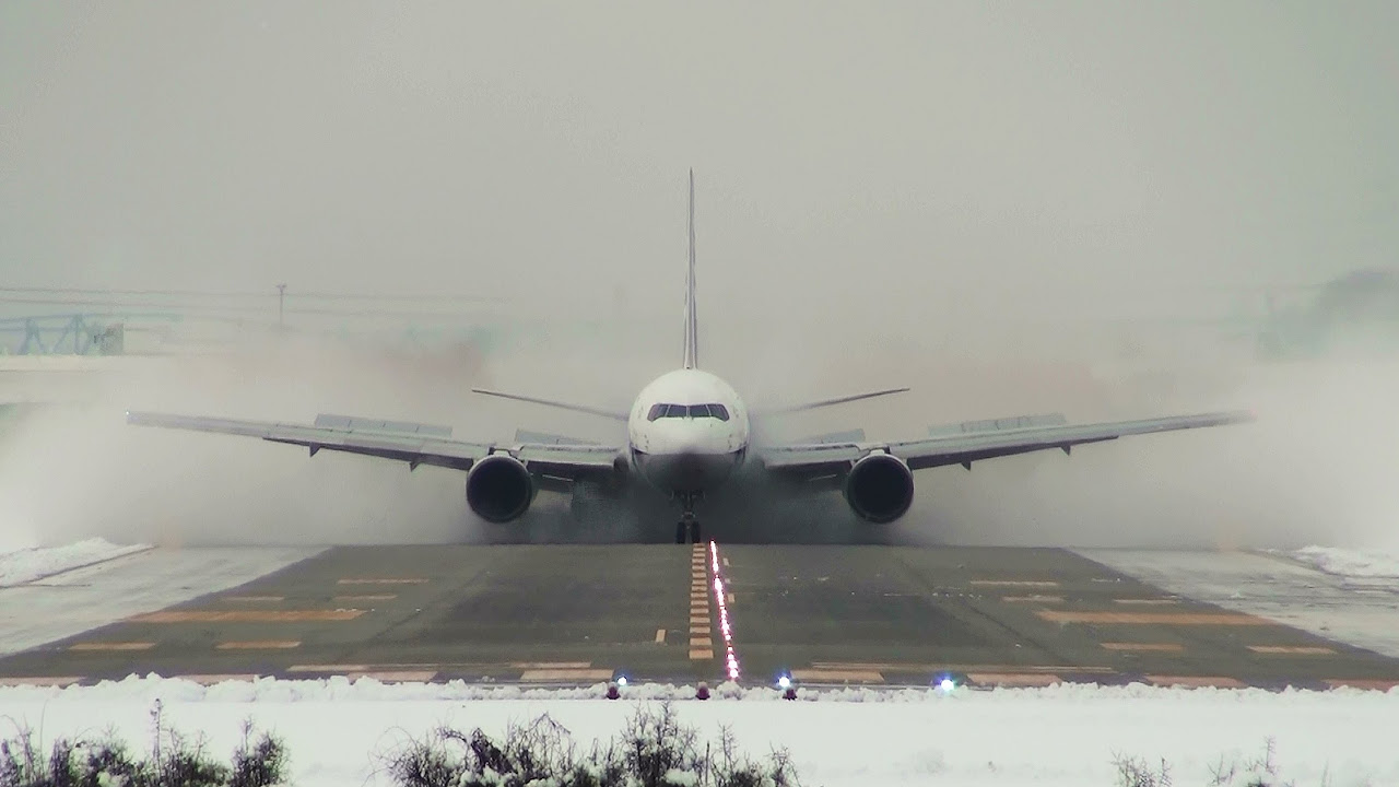 ANA Boeing 767-300 モデル JA602A sddefault.jpg