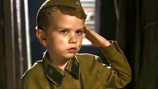 Een Zesjarige Jongen Is De Jongste Soldaat In De Tweede Wereldoorlog