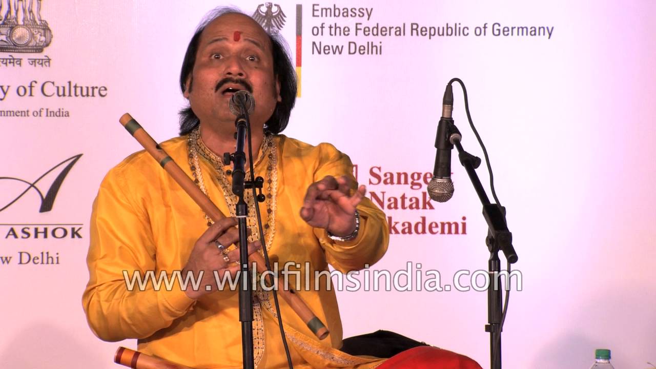 Indian flautist Pt. Ronu Majumdar plays 'Payo Ji Maine Ram Ratan Dhan Payo'
