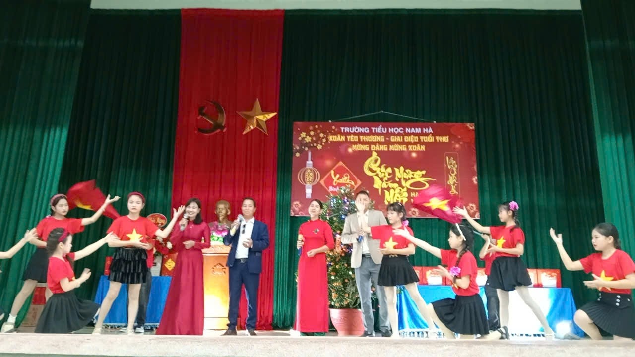 Tiết mục Mashup “Chào mừng Đảng Cộng sản Việt Nam – Việt Nam ơi mùa xuân đến rồi”