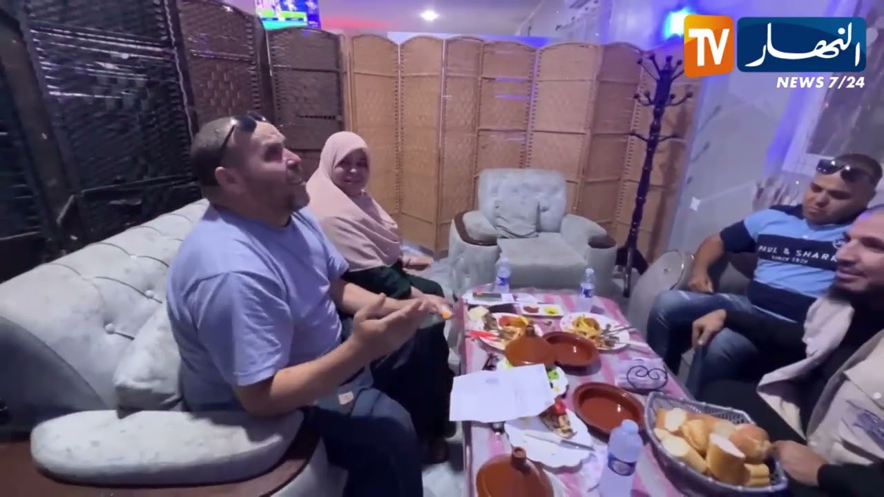 سوق أهراس: شاب يفاجئ والديه خلال وجبة عشاء عائلية بعمرة إلى البقاع المقدسة