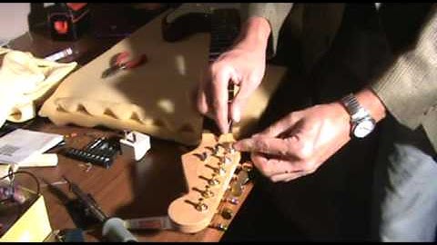 Guitar lesson - Changing Your Strings Part 1