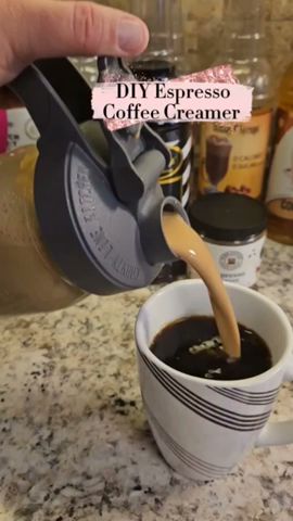 Homemade Coffee creamer recipe from @thecraftologist