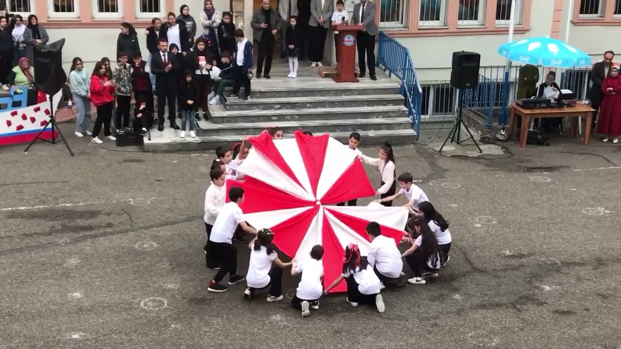 23 Nisan Kumaş gösterisi 10.Yıl Marşı