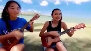 Keren Lihat 2 gadis Cantik Bermain Gitar Di Pantai