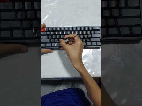 How to pull off a space bar with a steel wire keycap puller