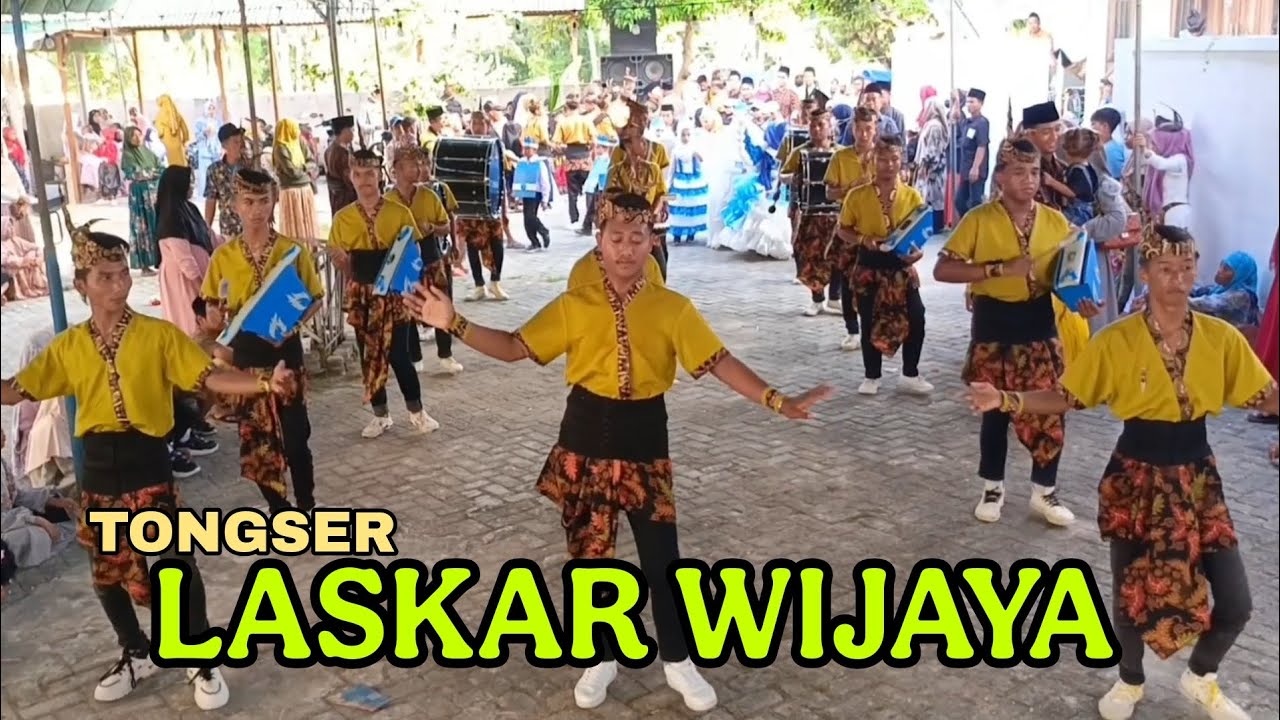 ATRAKSI TONG TONG SEREK LASKAR WIJAYA DI PRAGAAN LAOK PRAGAAN SUMENEP