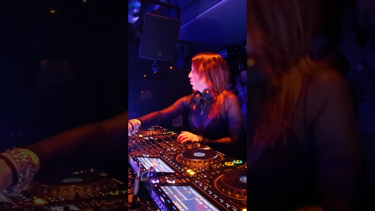 Anna Tur is playing “Crystal Sky” by Heerhorst & PETER PAHN during Drumcode night #techno
