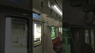 東北本線（JR東日本E131系電車）の車内。座席、つり革、通路など。宇都宮駅停車中に撮影。2022/7（栃木県）JR EAST Utsunomiya Line Tochigi JAPAN TRAIN