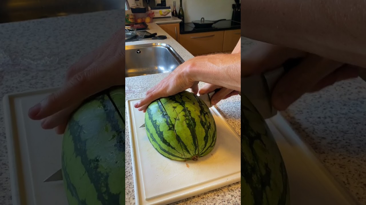 VANDMELON SKÅRET I PERFEKTE STYKKER
